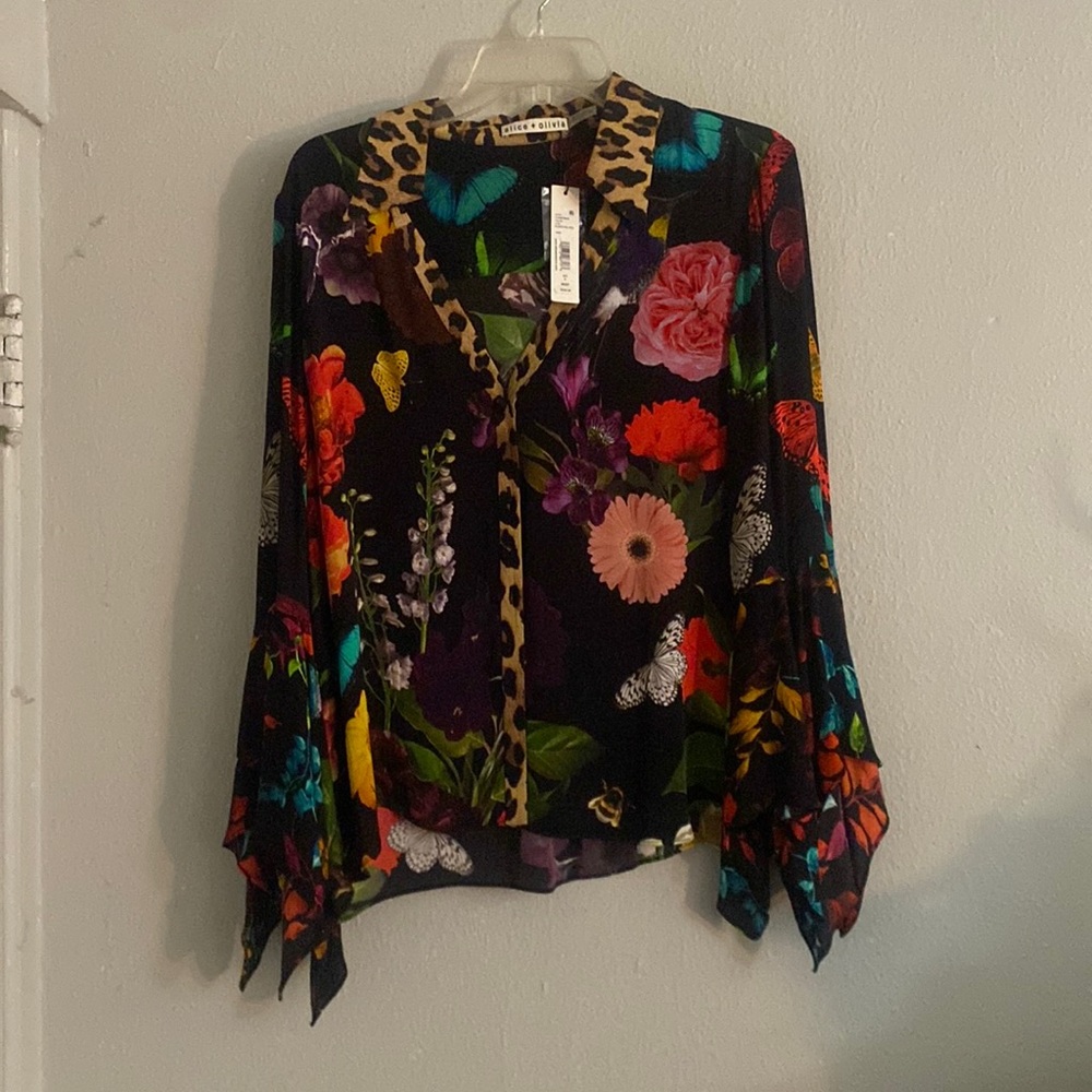 Alice & Olivia blouse. brand new with tag L